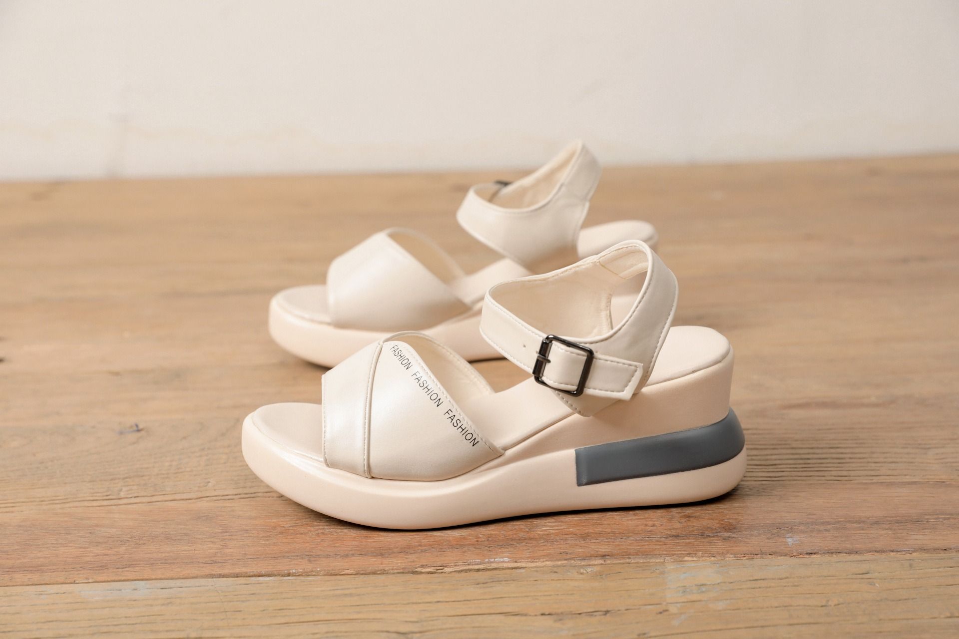 Summer new 2024 sandals, women's British-style high heels, thick-soled fish-mouth sandals, wedge heels, one-line buckle shoes, women's one-line fish-mouth sandals