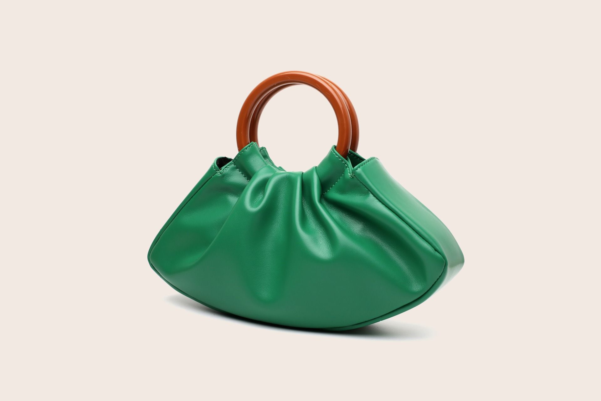 The 2025 new cross-border trade bestseller handbag is super elegant and fashionable. It's a pleated handbag, a cloud bag, and a dinner bag for women