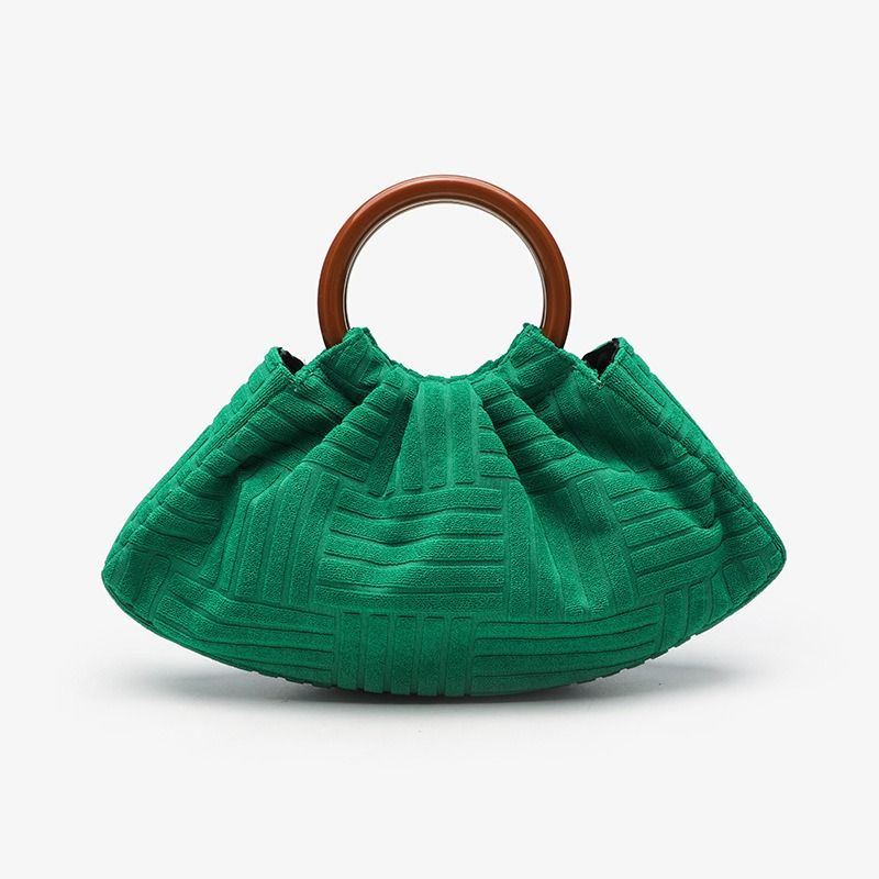 The 2025 new cross-border trade bestseller handbag is super elegant and fashionable. It's a pleated handbag, a cloud bag, and a dinner bag for women