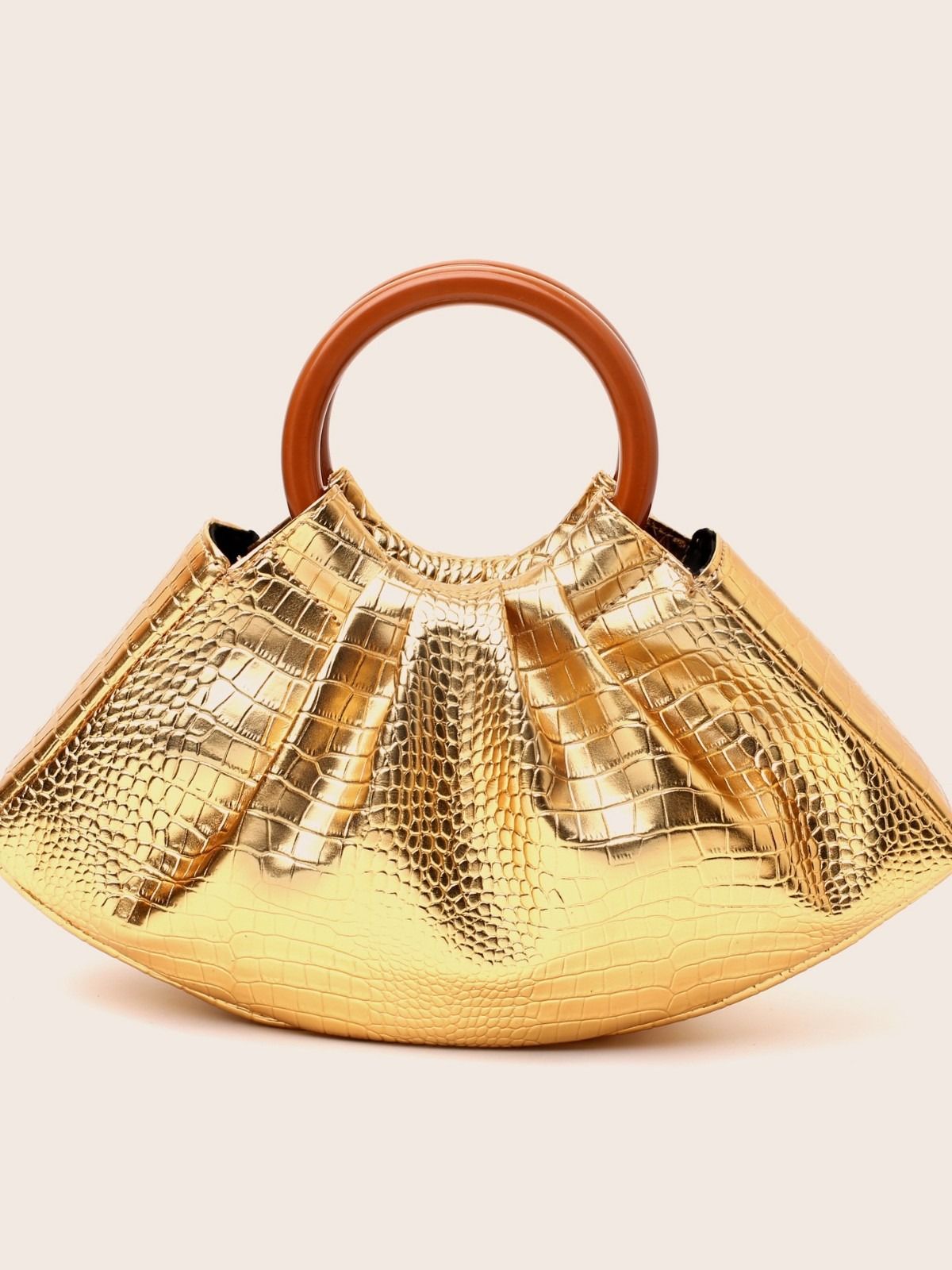 The 2025 new cross-border trade bestseller handbag is super elegant and fashionable. It's a pleated handbag, a cloud bag, and a dinner bag for women