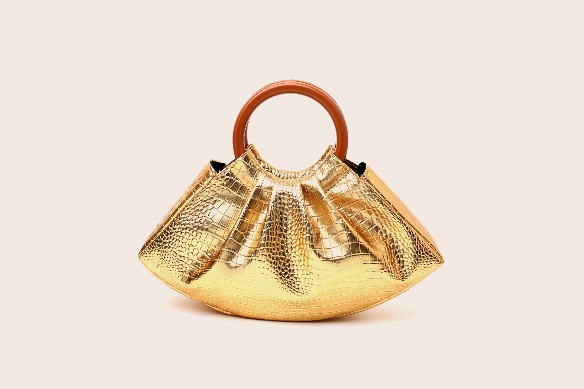 The 2025 new cross-border trade bestseller handbag is super elegant and fashionable. It's a pleated handbag, a cloud bag, and a dinner bag for women