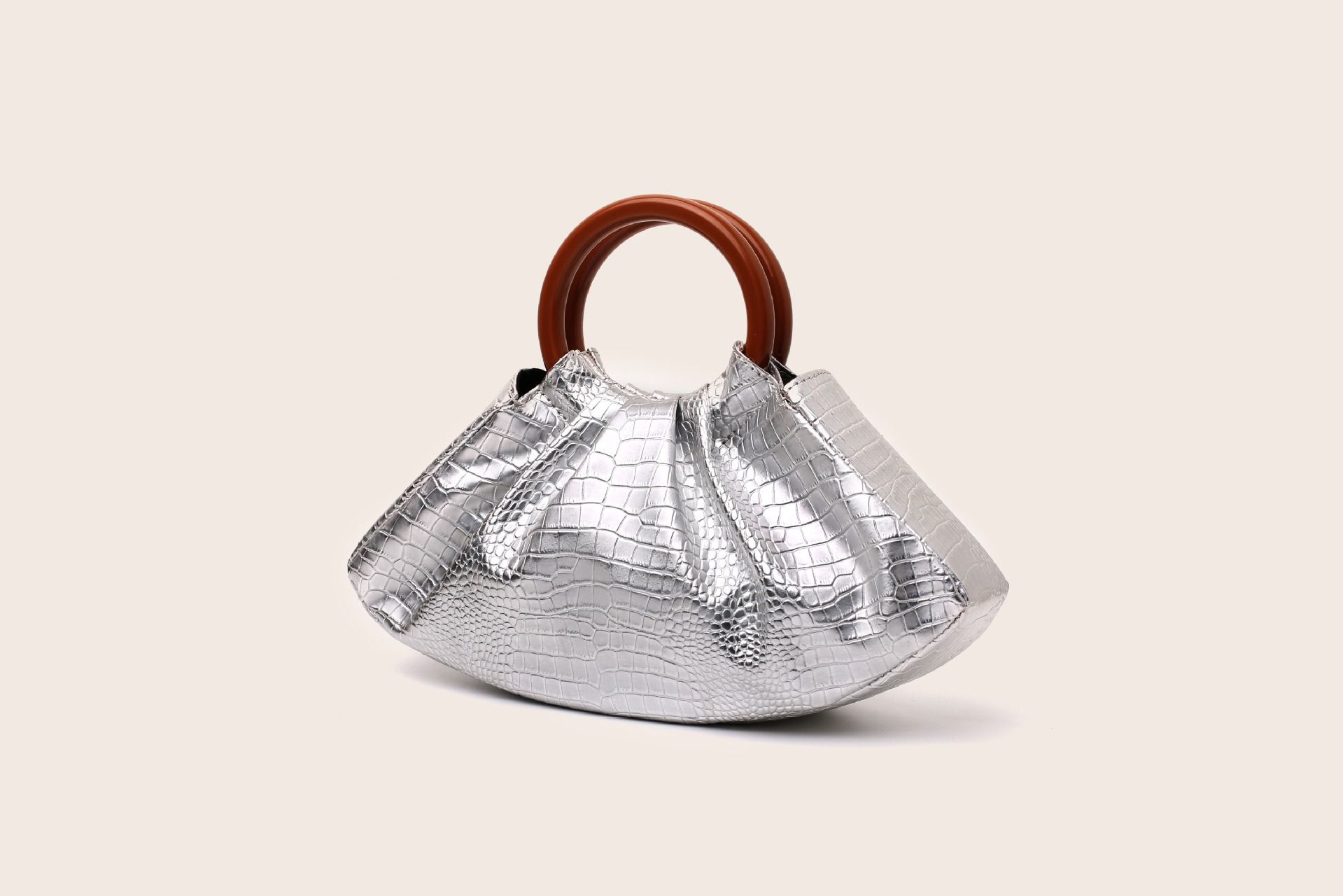 The 2025 new cross-border trade bestseller handbag is super elegant and fashionable. It's a pleated handbag, a cloud bag, and a dinner bag for women