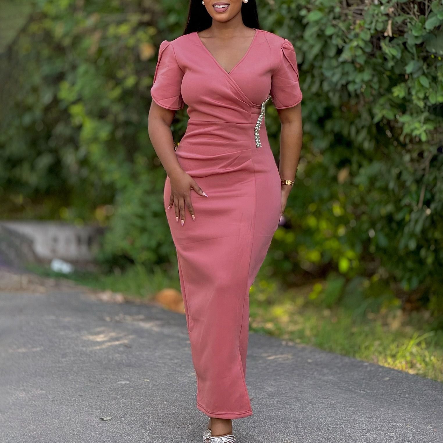 2025 African European American D579 Women's New Fashion Style Elegant V-Neck Evening Gown Beaded Dress Solid Pattern
Beaded Craftsmanship Trendy Ruffled Elements Elegant Style