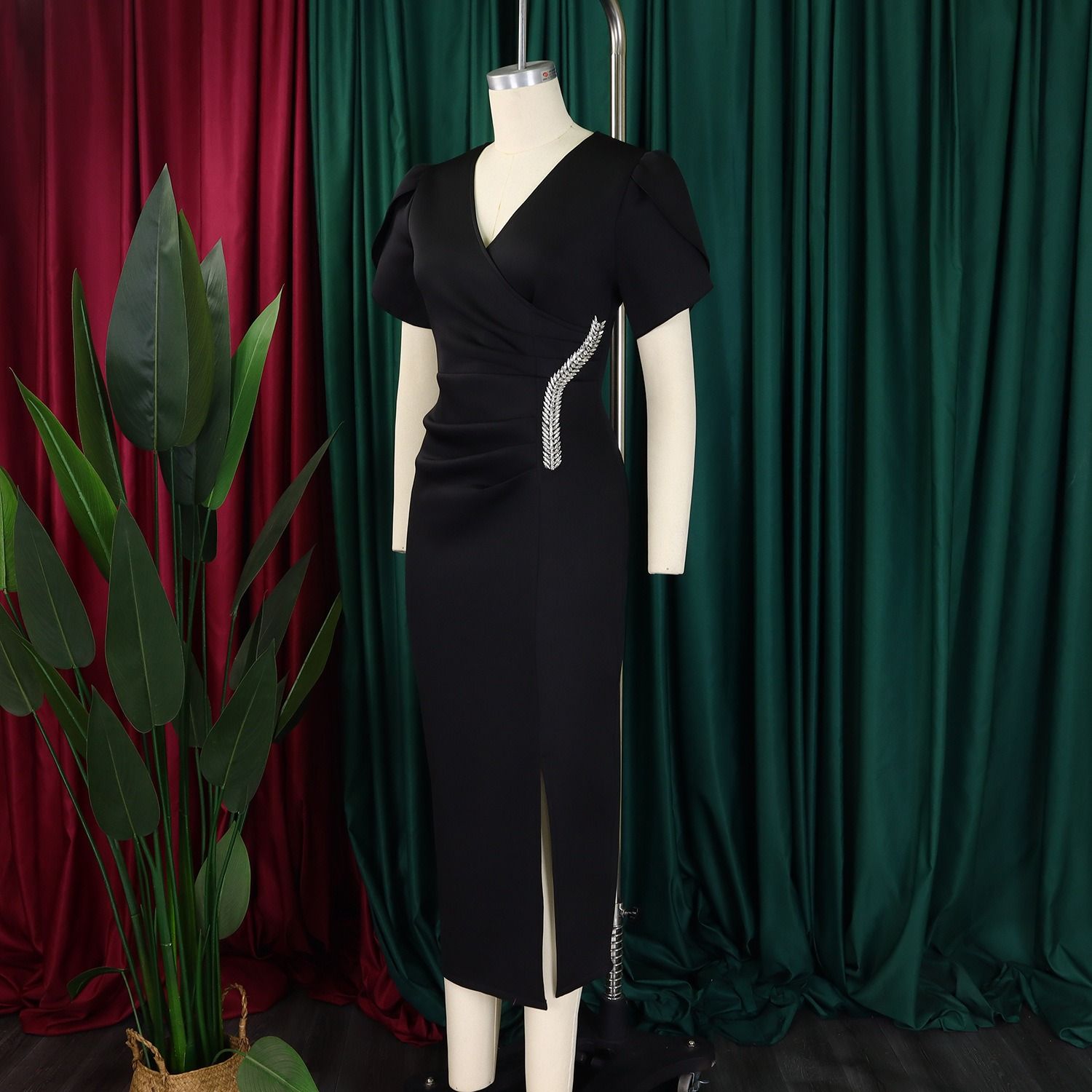 2025 African European American D579 Women's New Fashion Style Elegant V-Neck Evening Gown Beaded Dress Solid Pattern
Beaded Craftsmanship Trendy Ruffled Elements Elegant Style