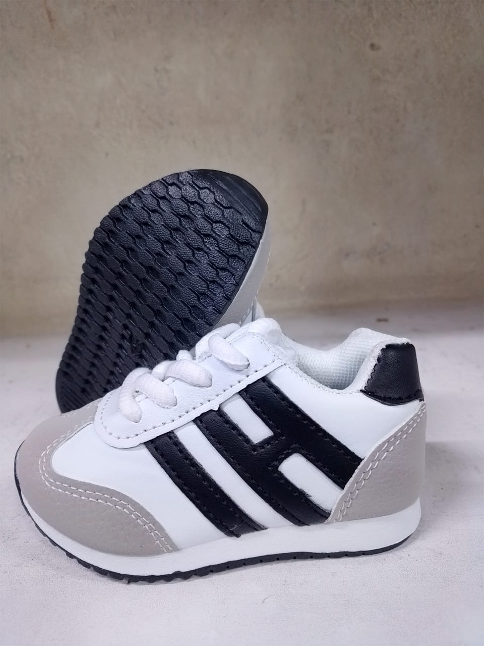 Offer 🔥🔥 Kids Sports  sneakers very cute❤🥰🥰 for both boys from 9 months to 3 years