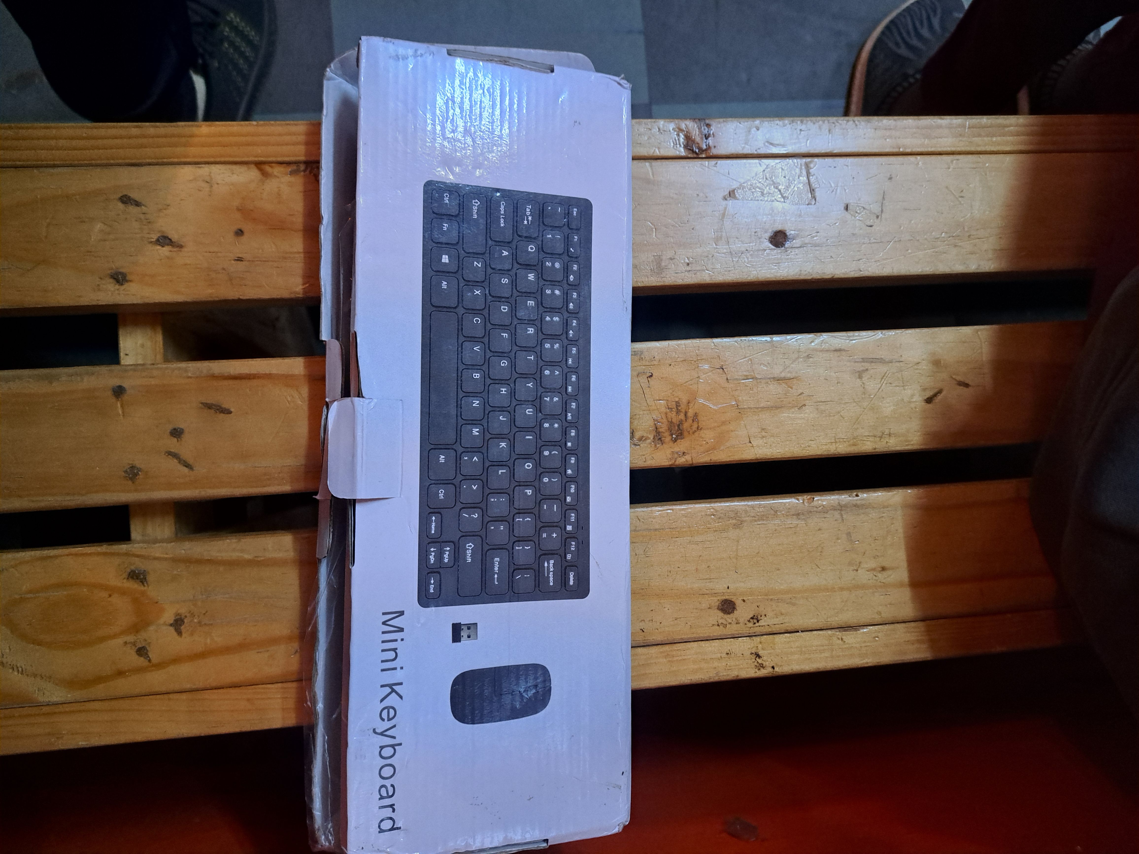 Non recheargeable Dual Mode Wireless Keyboard & Mouse Combo + Wireless 2.4G