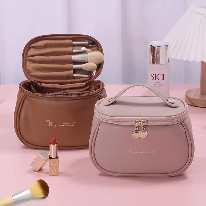 Retro bucket toiletries bag.Store your toiletries/make up in style.Bucket desighn for perfect storage.
