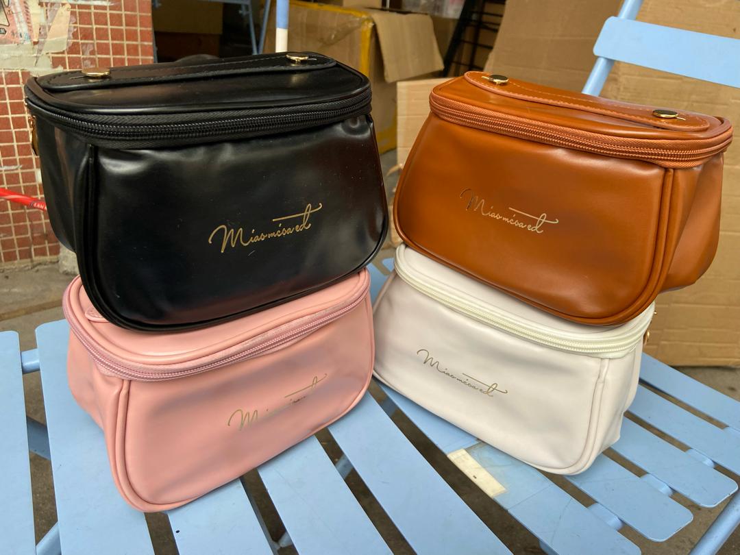 Retro bucket toiletries bag.Store your toiletries/make up in style.Bucket desighn for perfect storage.