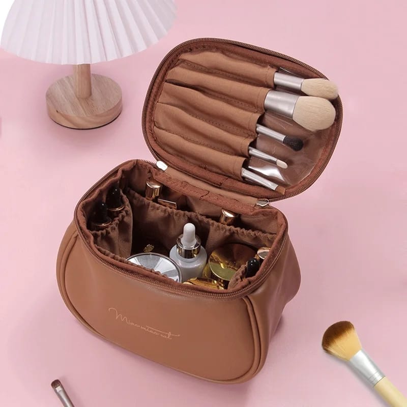 Retro bucket toiletries bag.Store your toiletries/make up in style.Bucket desighn for perfect storage.
