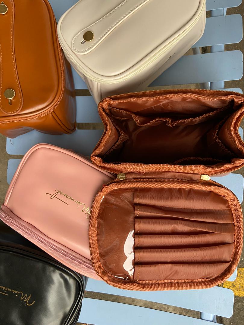 Retro bucket toiletries bag.Store your toiletries/make up in style.Bucket desighn for perfect storage.