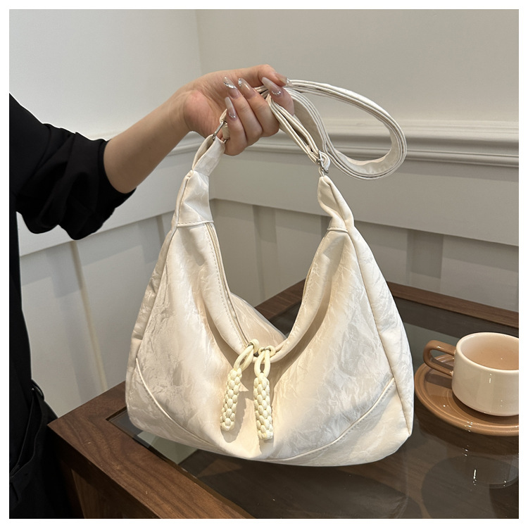 Fashion Satin Hobo Bag for Women Large Capacity Crossbody Bag with Zipper Unique Design Casual Shoulder Bag for Dating Shopping Daily Use