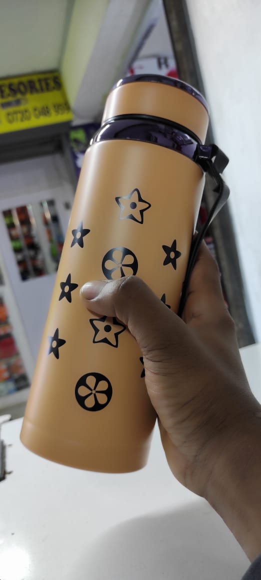 Stainless Steel Tumblers flask With Dome Lids 800 ml, for the office, school
travel, outdoors and picnic.Keeps hot and cold for 8 hrs Good for Water, green teas, coffee, porridge etc