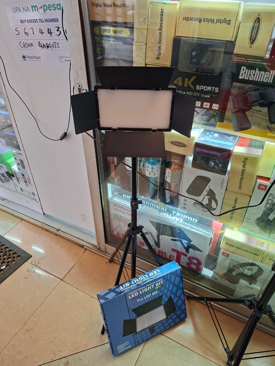 Pro LED 600 U600 Photography Video Light Kit with 2.1m Stand, 600 LED Beads, Bi-Color 3200K–5600K, Dimmable Lighting for Studio and Outdoor Shooting