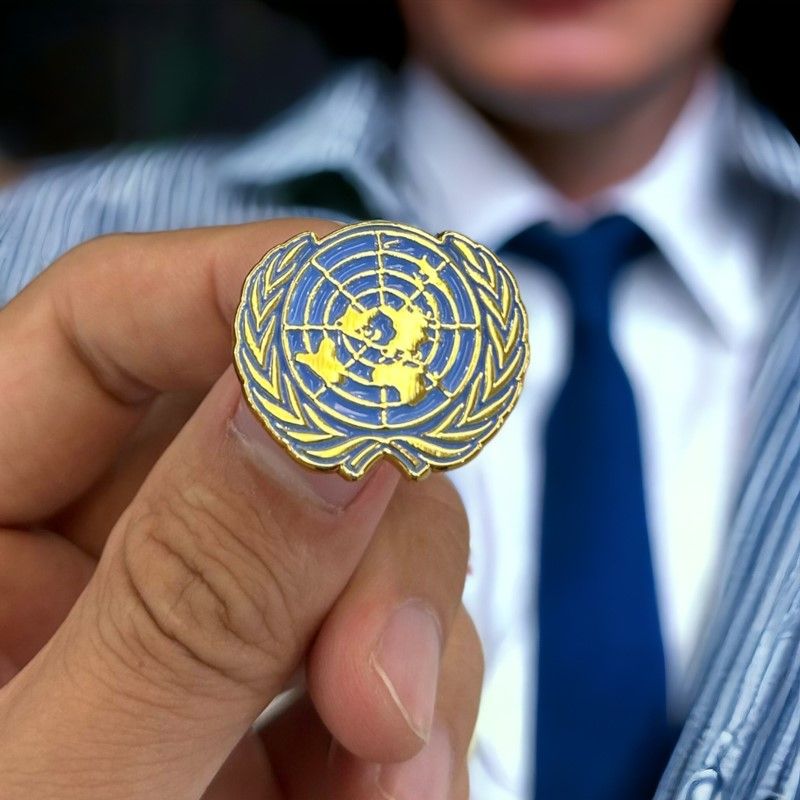 United Nations (UN) Lapel Pin Badge – High-Quality Gold & Blue Enamel UN Emblem Pin for Diplomats, Officials, Supporters & Collectors – Elegant Global Symbol for Peace & Unity