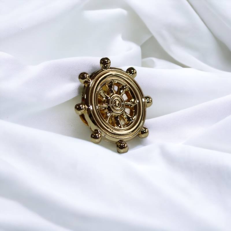 Nautical Ship Wheel Lapel Pin Badge – Gold-Plated Maritime Captain’s Wheel Pin for Sailors, Nautical Enthusiasts & Collectors – Elegant Seafarer Symbol for Jackets, Hats & Uniforms