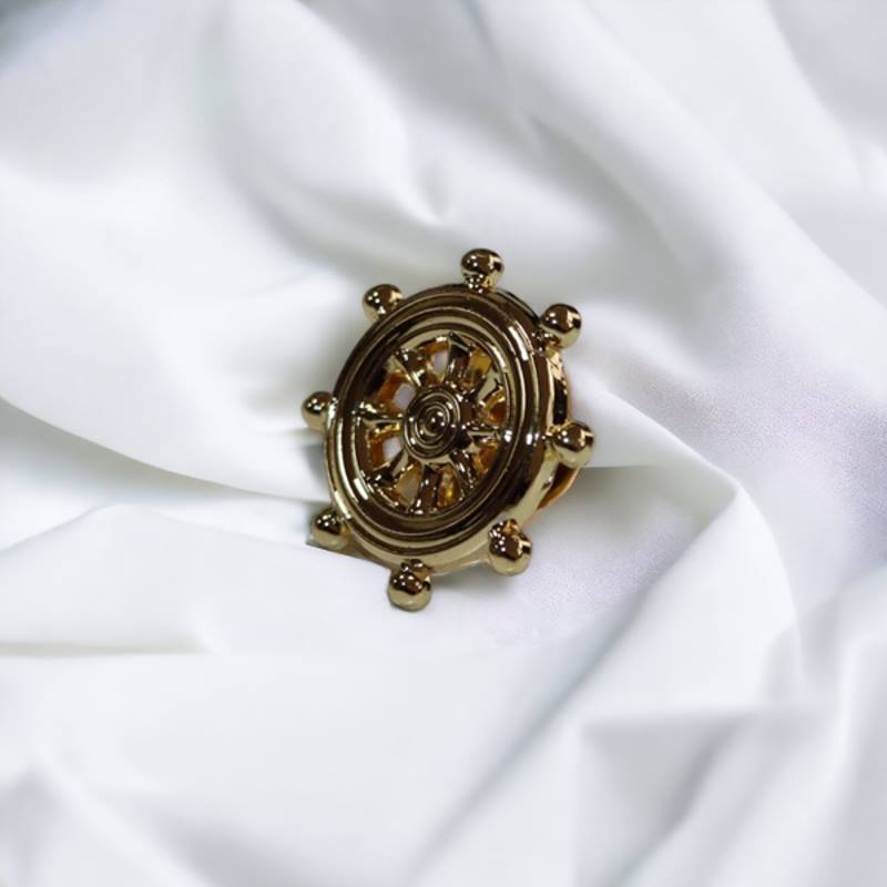 Nautical Ship Wheel Lapel Pin Badge – Gold-Plated Maritime Captain’s Wheel Pin for Sailors, Nautical Enthusiasts & Collectors – Elegant Seafarer Symbol for Jackets, Hats & Uniforms