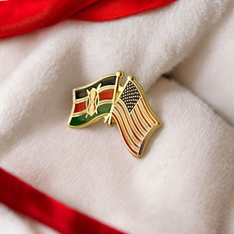 Kenya & USA Crossed Flags Lapel Pin Badge – High-Quality Enamel Double Flag Pin with Gold Finish – Patriotic Friendship Pin for Diplomats, Expats, Collectors & Special Events