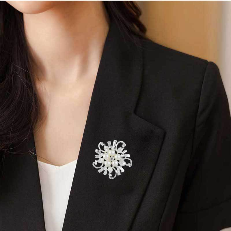 Exquisite Imitation Pearl Rhinestone Flower Brooches For Women Elegant Circle Wreath Leaf Lapel Pins Wedding Decoration Jewelry