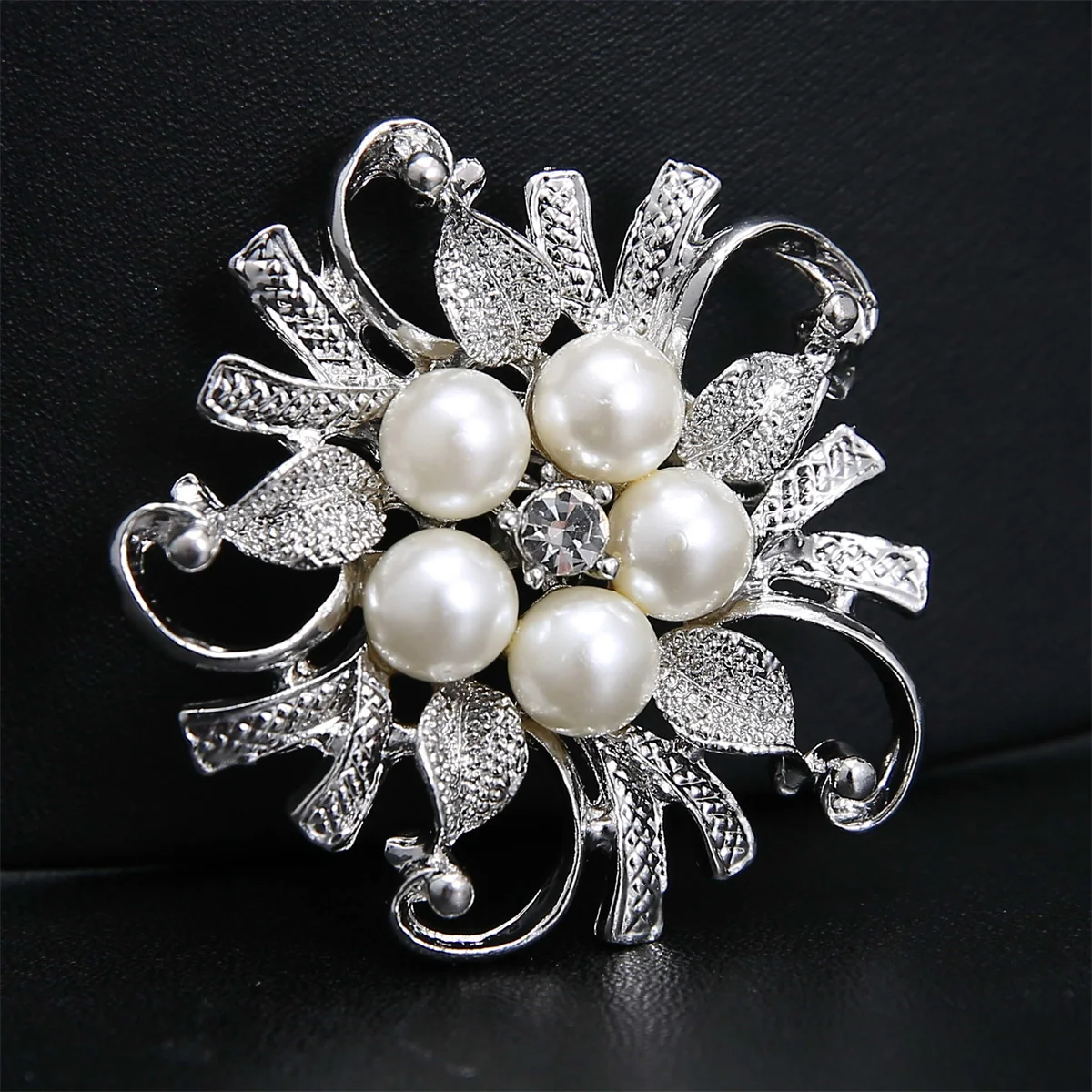 Exquisite Imitation Pearl Rhinestone Flower Brooches For Women Elegant Circle Wreath Leaf Lapel Pins Wedding Decoration Jewelry