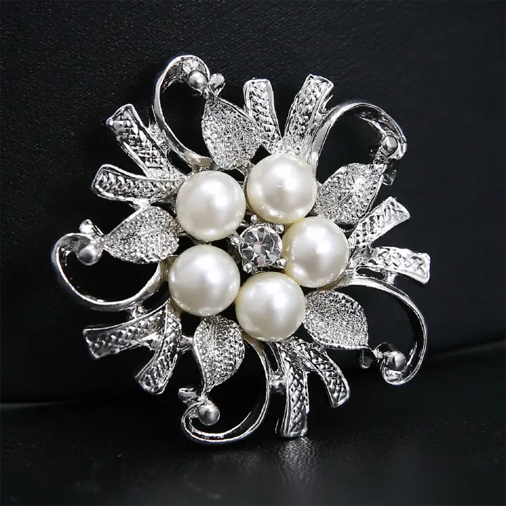 Exquisite Imitation Pearl Rhinestone Flower Brooches For Women Elegant Circle Wreath Leaf Lapel Pins Wedding Decoration Jewelry