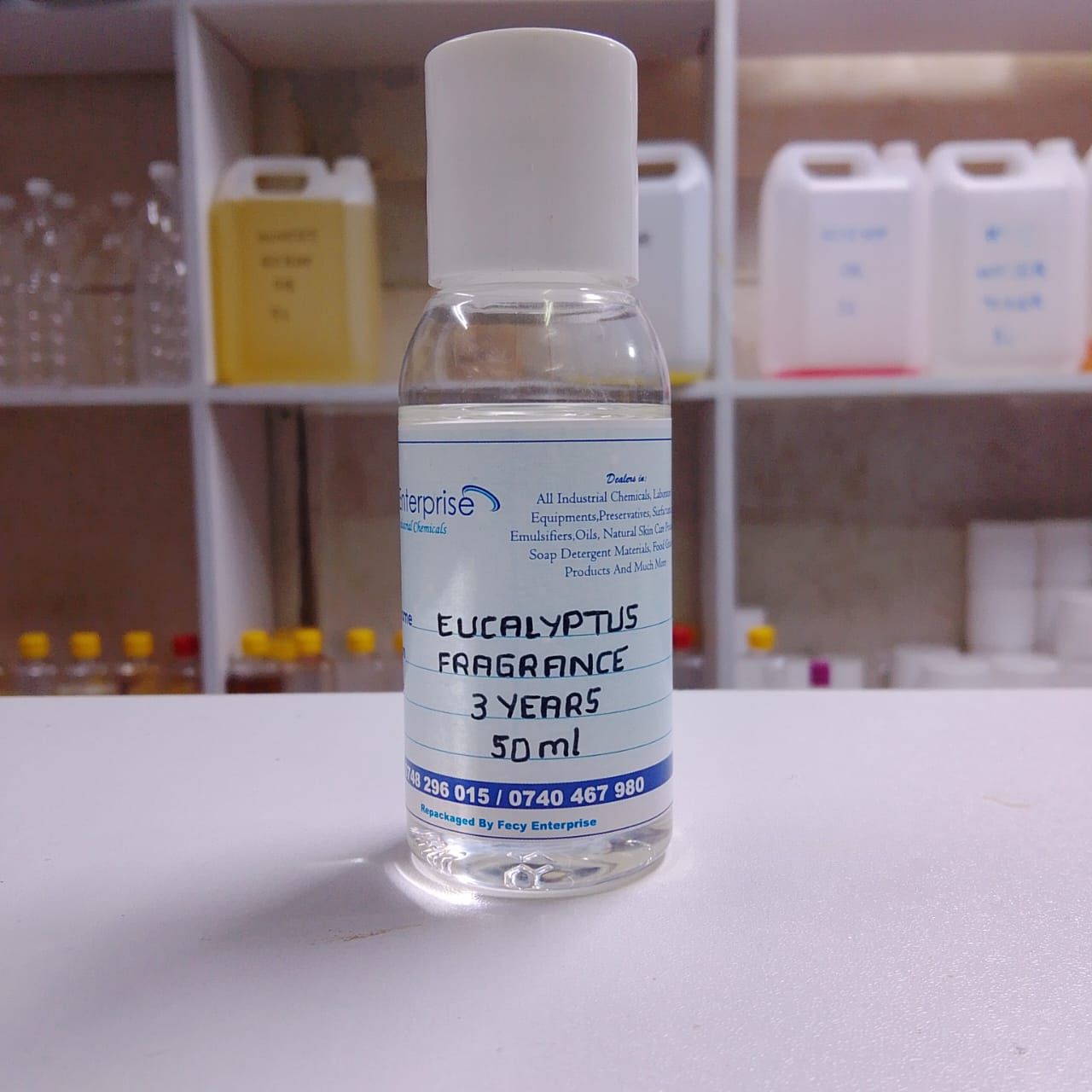 Eucalyptus Fragrance Oil Cold Pressed 100% Pureis a versatile oil extracted from the leaves of eucalyptus trees, known for its refreshing, clarifying, and purifying properties.