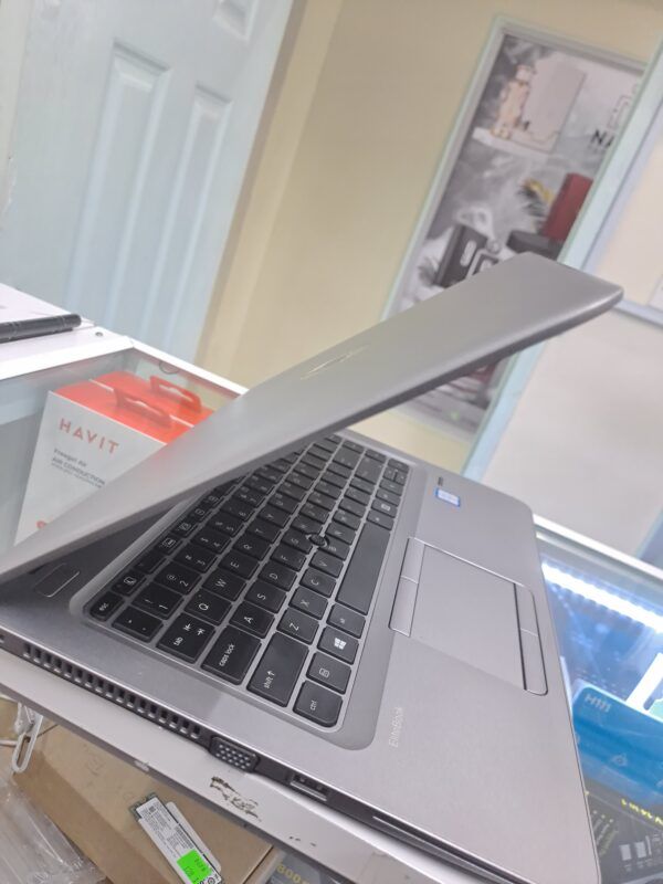 A VERY POWERFUL MACHINE ,VERY SLEEK AND EASILY PORTABLE HP ELITEBOOK 840G3 6TH GENERATION INTEL COi5 WITH 8GB RAM MEMORY 256GB SSD 14 INCHES SILVER COLOR