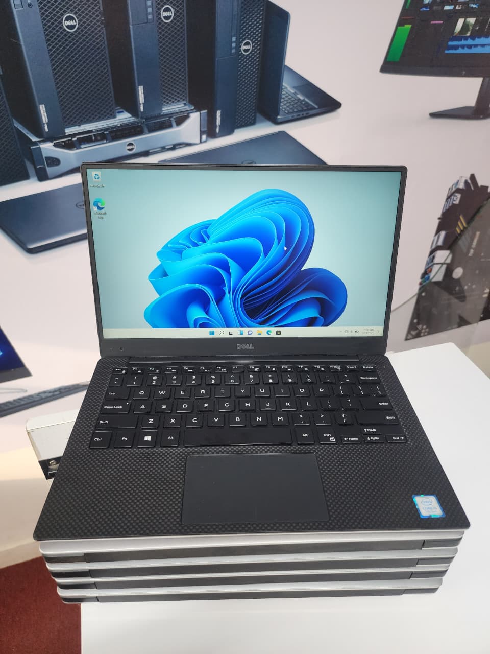 {QUICK SALE } DELL XPS 9370 INTEL CORE I7 8TH GENERATION 16GB RAM MEMORY 512GB SSD 13 INCHES IPS SCREEN RESOLUTION [1920*1080]  WINDOWS 10/11 ACTIVATED