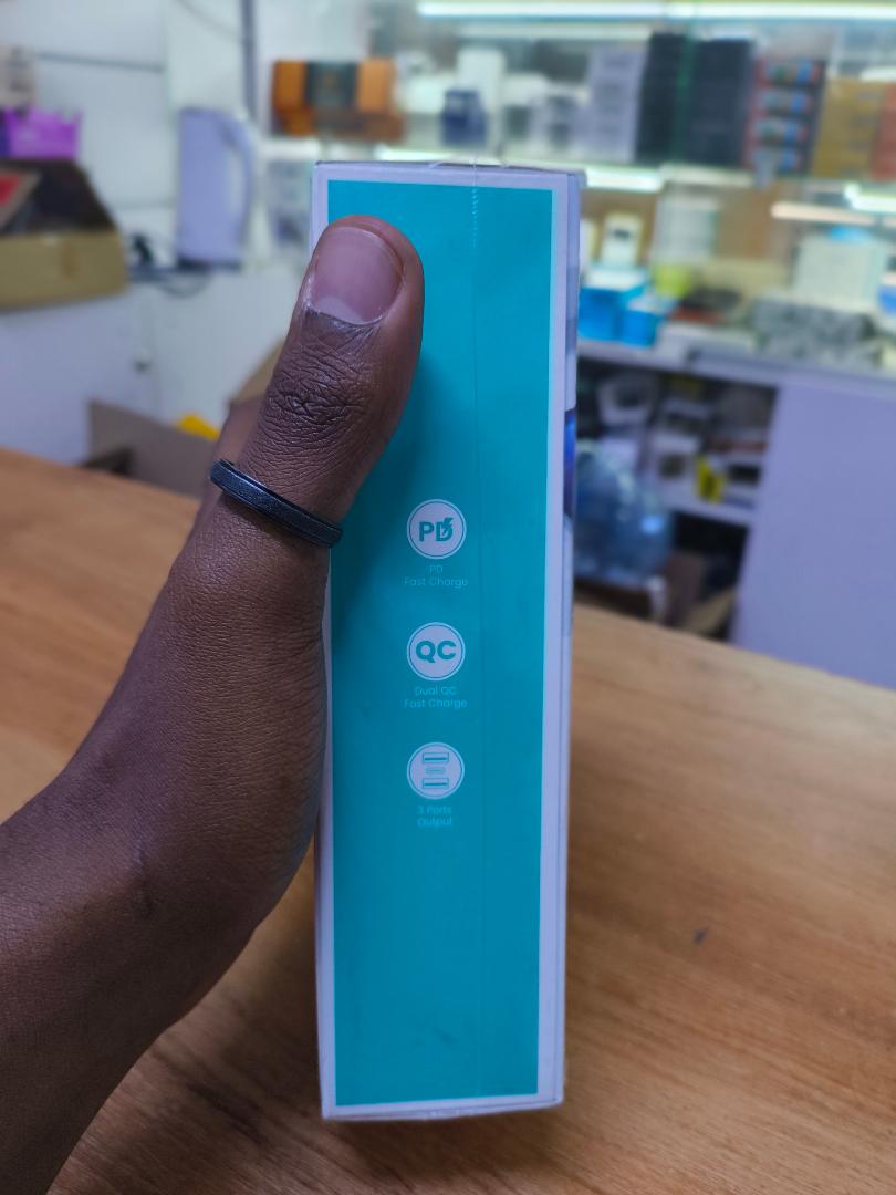 USAMS PB68 PD20W+QC3.0 FAST CHARGING DIGITAL DISPLAY POWER BANK