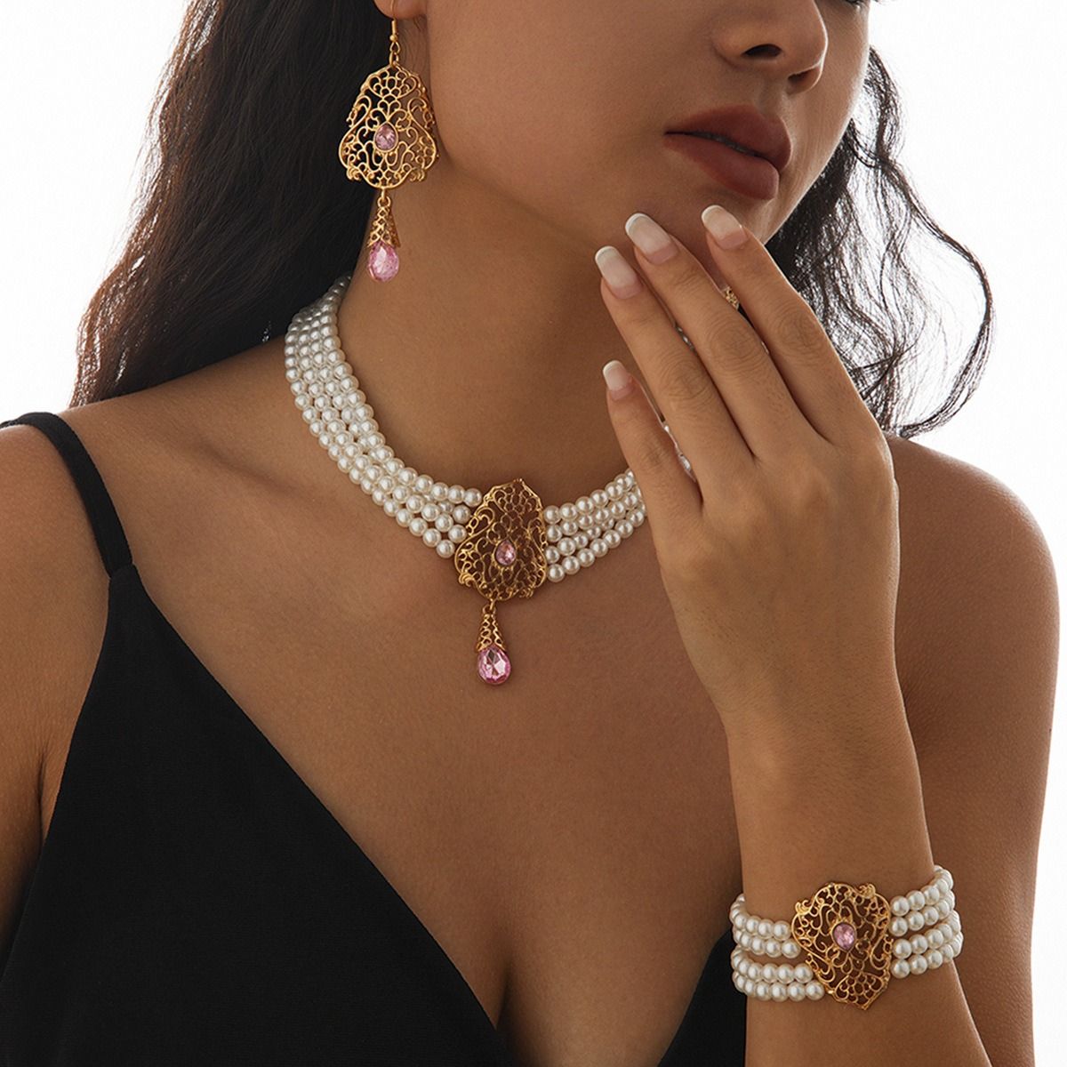 Africa's new cross-border literary retro retro palace style imitation pearl beaded collarbone necklace temperament diamond-encrusted hollow flower collar female