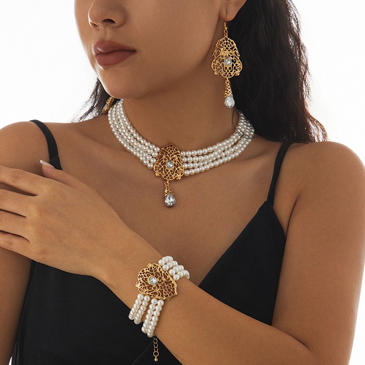 Africa's new cross-border literary retro retro palace style imitation pearl beaded collarbone necklace temperament diamond-encrusted hollow flower collar female