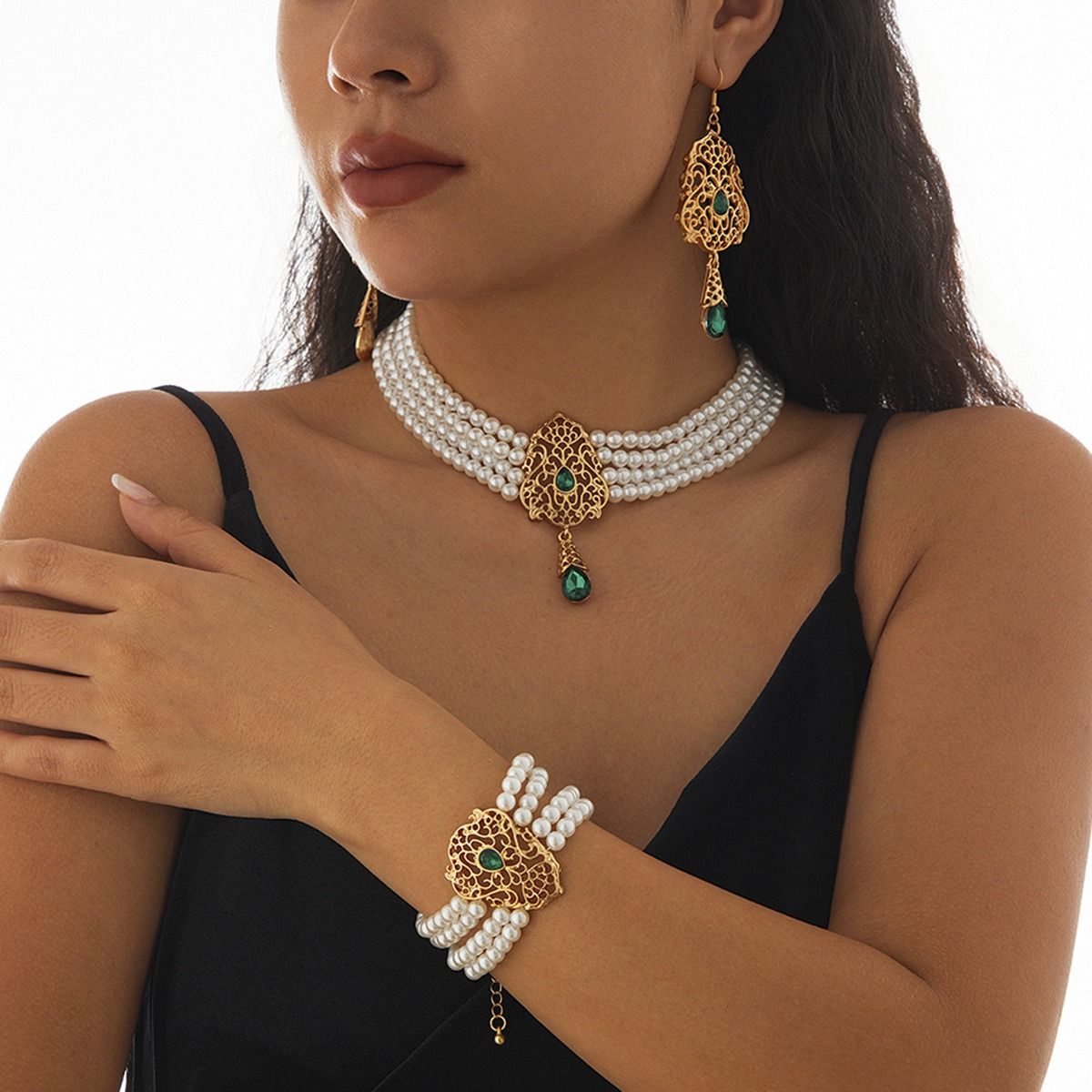 Africa's new cross-border literary retro retro palace style imitation pearl beaded collarbone necklace temperament diamond-encrusted hollow flower collar female