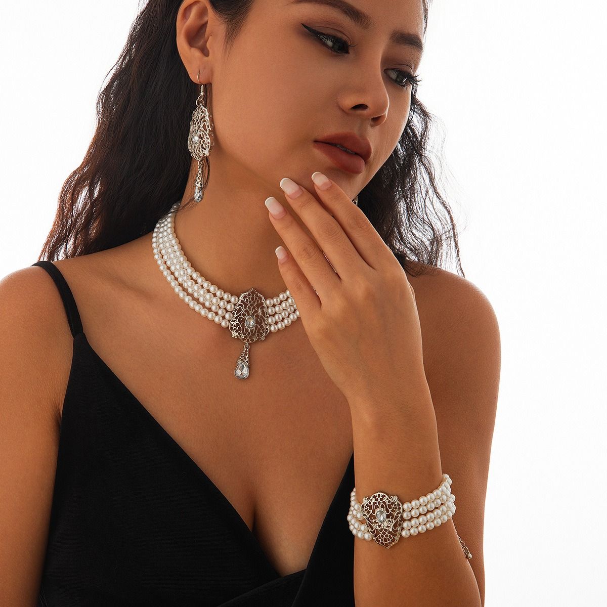 Africa's new cross-border literary retro retro palace style imitation pearl beaded collarbone necklace temperament diamond-encrusted hollow flower collar female