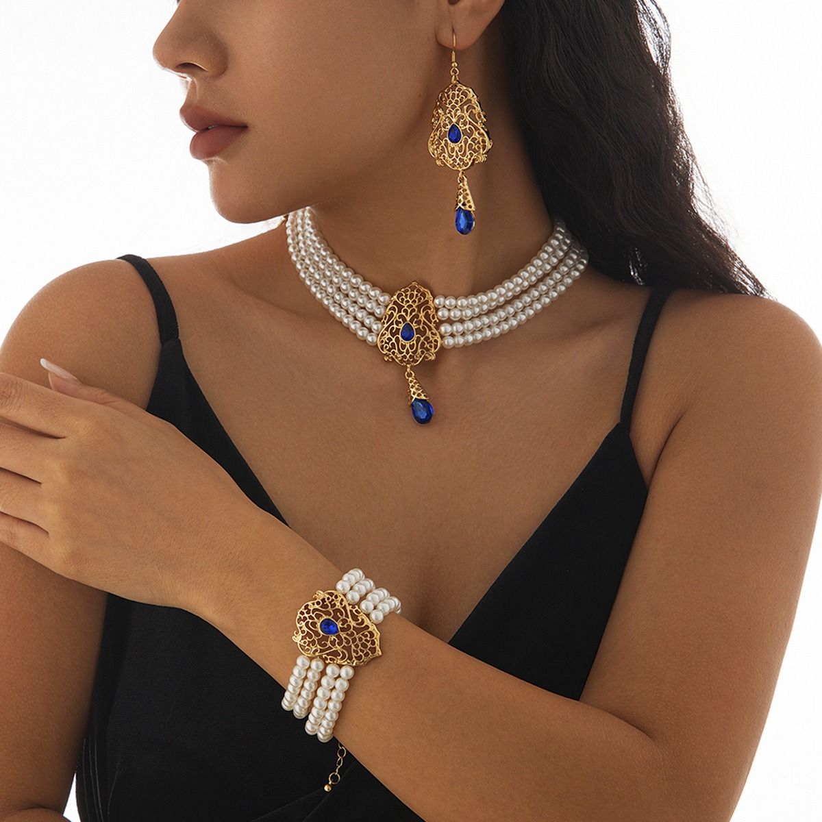 Africa's new cross-border literary retro retro palace style imitation pearl beaded collarbone necklace temperament diamond-encrusted hollow flower collar female