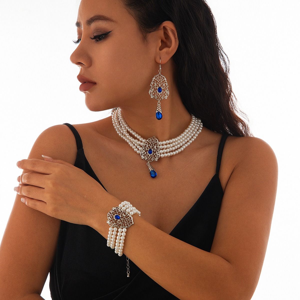 Africa's new cross-border literary retro retro palace style imitation pearl beaded collarbone necklace temperament diamond-encrusted hollow flower collar female