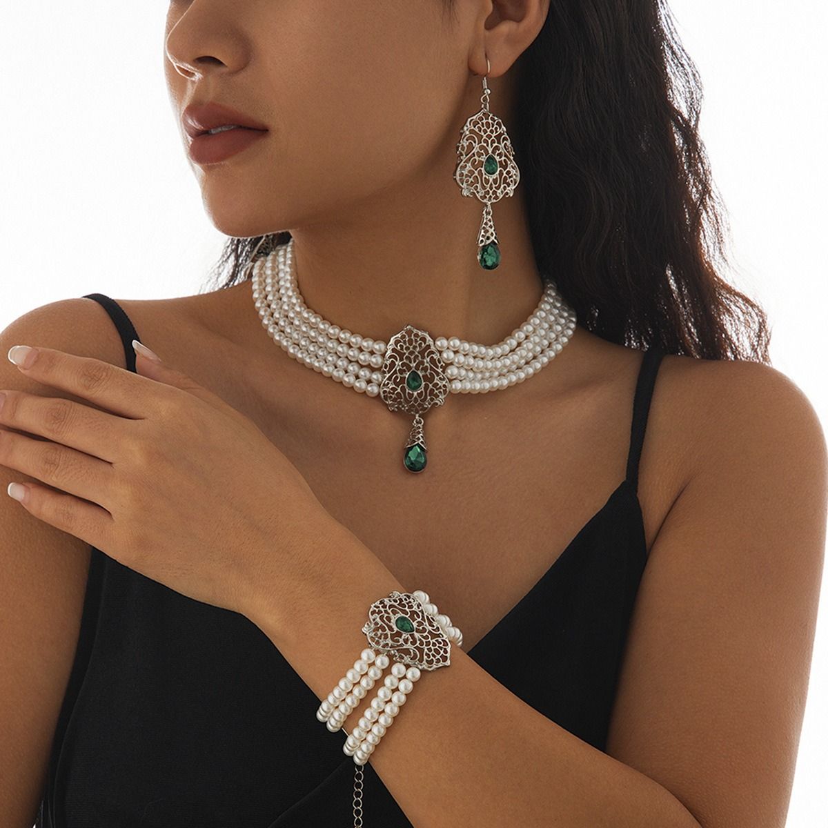Africa's new cross-border literary retro retro palace style imitation pearl beaded collarbone necklace temperament diamond-encrusted hollow flower collar female