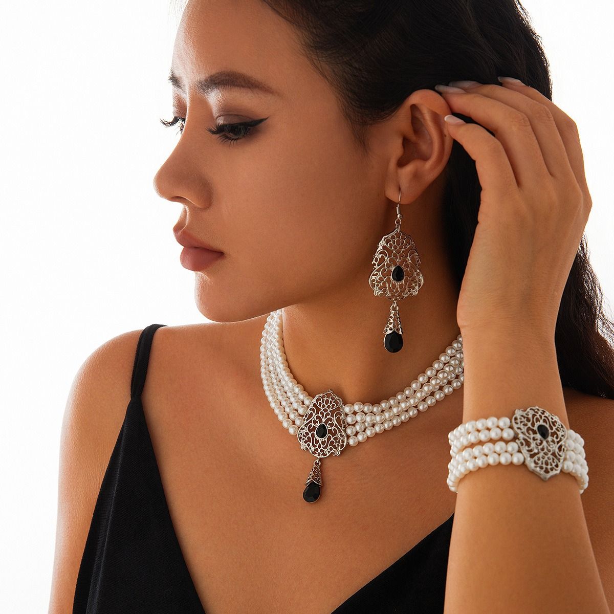 Africa's new cross-border literary retro retro palace style imitation pearl beaded collarbone necklace temperament diamond-encrusted hollow flower collar female