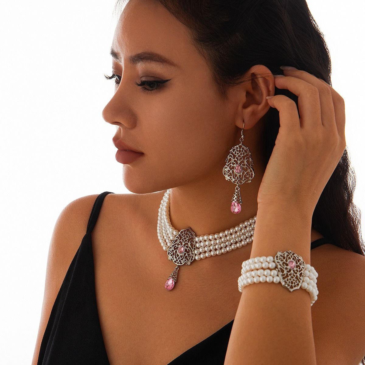 Africa's new cross-border literary retro retro palace style imitation pearl beaded collarbone necklace temperament diamond-encrusted hollow flower collar female