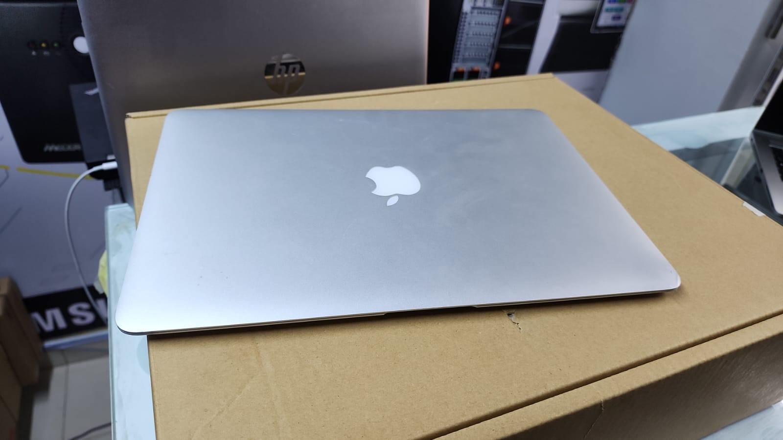 Apple MacBook Air 2013 (A1466) - Intel Core i7, 8GB RAM, 256GB SSD, 13.3'' HD Display, Backlit Keyboard, macOS - Lightweight & Reliable"