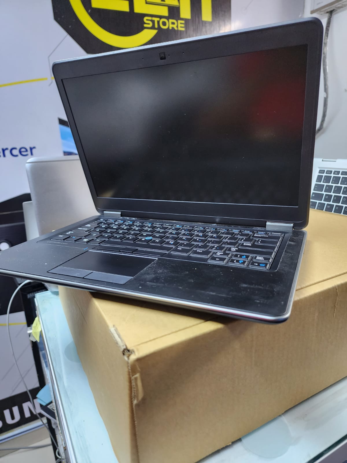 Dell Latitude 7440 - Core i7, 8GB RAM, 500GB HDD - High-Performance Laptop for Professionals"