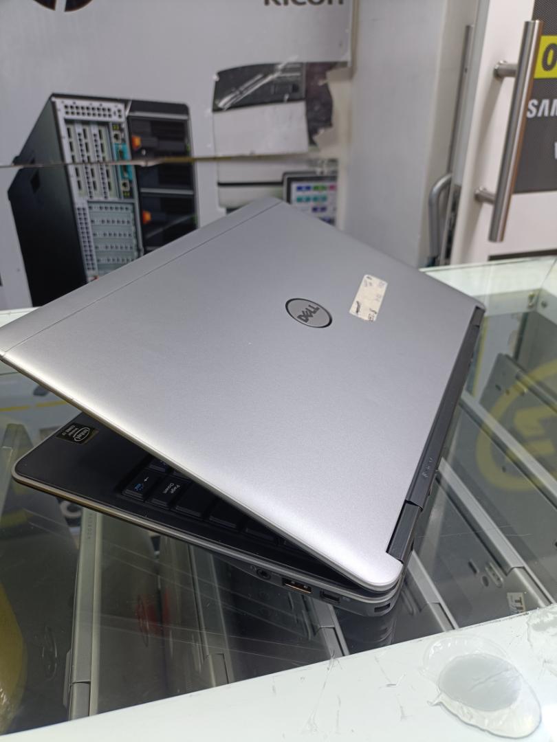 Dell LatitudeE7240 is a 12.5-inch Ultrabook with an Intel Core i7-4300U processor, 8GB of RAM, and a 256GB SSD. It runs Windows 10 Professional. The laptop also features an HD anti-glare display, Wi