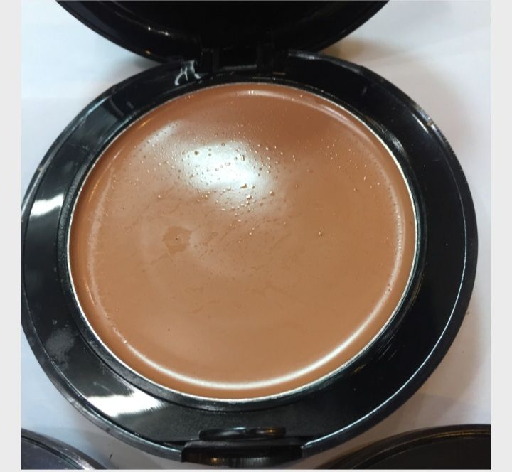SLEEK MAKEUP, POWDER PLUS FOUNDATION. HAS A FREE GIFT OF 38ML FOUNDATION
