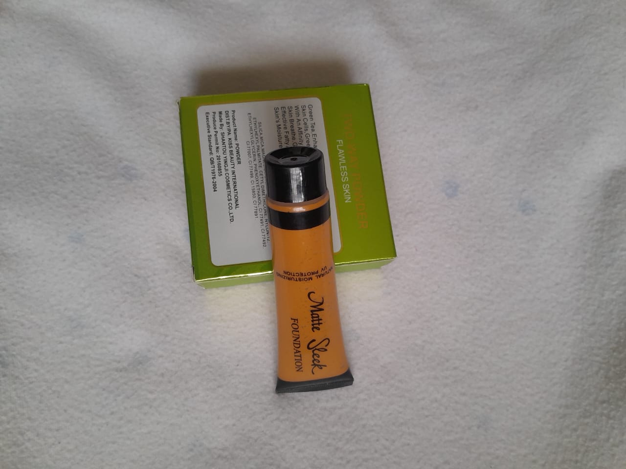 GREEN TEA TWO WAY POWDER. FOR ALL SKIN TYPES . FLAWLESS SKIN.  THE POWDER COMES WITH A FREE GIFT IF 38ML FOUNDATION.