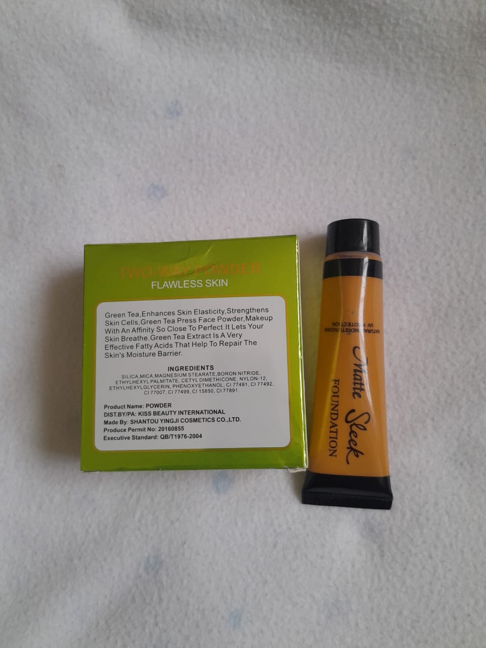 GREEN TEA TWO WAY POWDER. FOR ALL SKIN TYPES . FLAWLESS SKIN.  THE POWDER COMES WITH A FREE GIFT IF 38ML FOUNDATION.