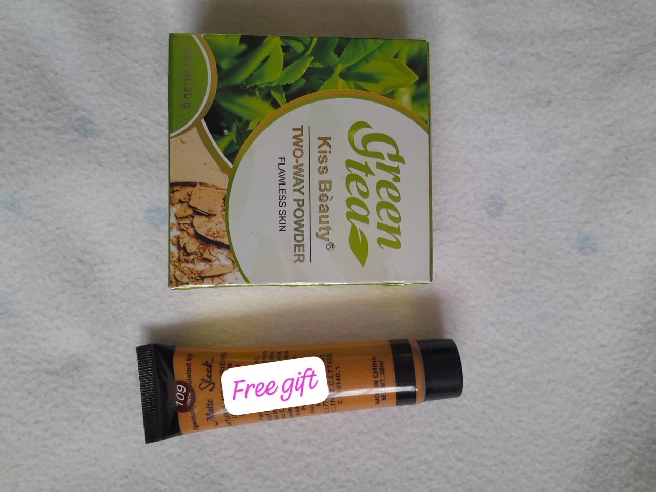 GREEN TEA TWO WAY POWDER. FOR ALL SKIN TYPES . FLAWLESS SKIN.  THE POWDER COMES WITH A FREE GIFT IF 38ML FOUNDATION.