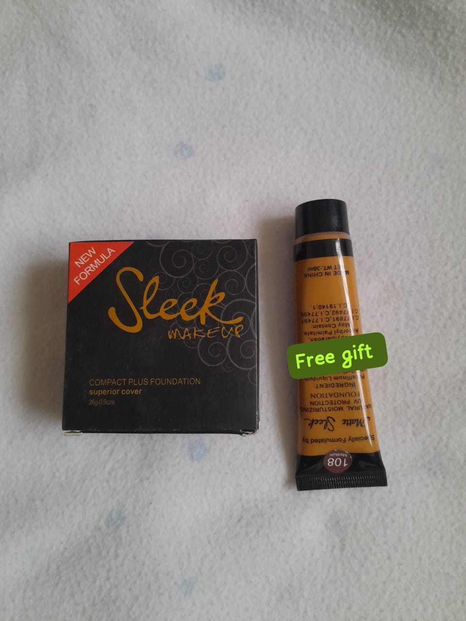 SLEEK MAKEUP, POWDER PLUS FOUNDATION. HAS A FREE GIFT OF 38ML FOUNDATION