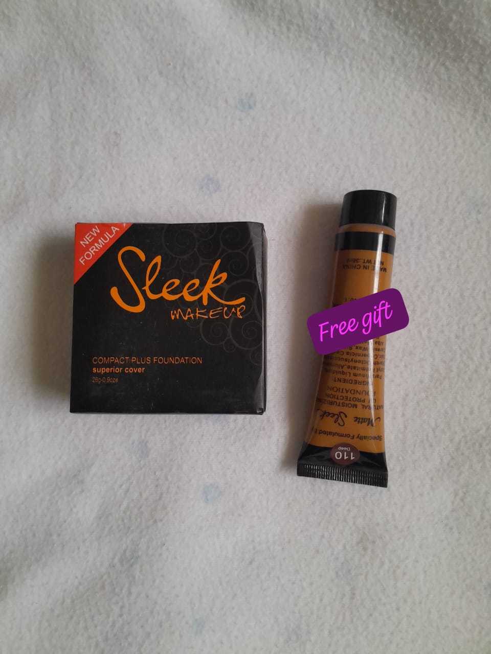 SLEEK MAKEUP, POWDER PLUS FOUNDATION. HAS A FREE GIFT OF 38ML FOUNDATION