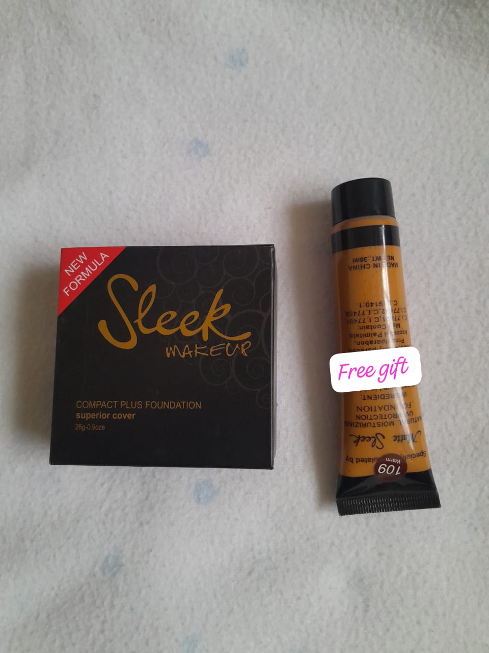 SLEEK MAKEUP, POWDER PLUS FOUNDATION. HAS A FREE GIFT OF 38ML FOUNDATION
