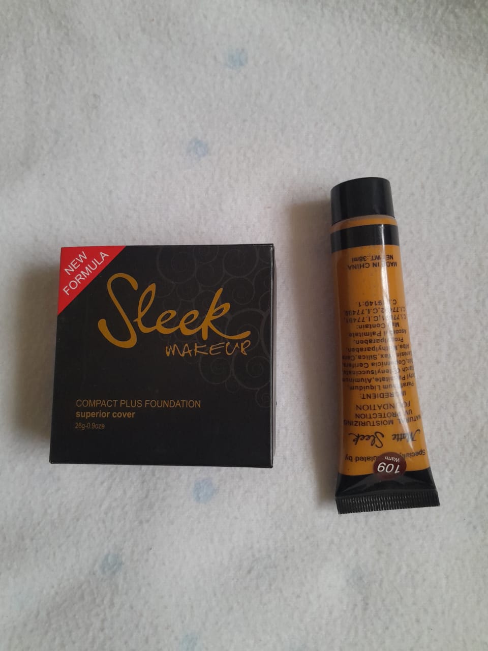 SLEEK MAKEUP, POWDER PLUS FOUNDATION. HAS A FREE GIFT OF 38ML FOUNDATION