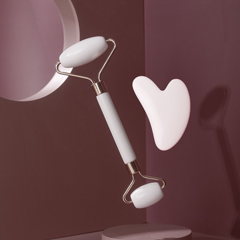 2pcs/set Jade Roller & Gua Sha Set, Face Roller,  Anti-Aging Facial Roller, Natural Green Jade Beauty Massager Tool, Skin Care Tool for Face, Neck, Eye to Reduce Wrinkles and Relax Body Muscles
﻿