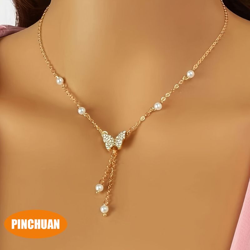 Pearl Bow Necklace, Ladies Butterfly Necklace for Women, Dainty Butterfly Pearl Pendant Necklace Lady Statement Pearl Necklace for Bridal Wedding Bows Jewelry